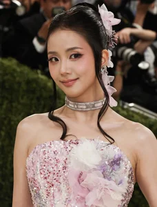 BLACKPINK Jisoo’s Iconic Pink Fashion: How the K-Pop Star Redefines Elegance in Every Shade - image 1