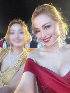 Diem Huong Stuns in Bold Deep-Cut Fashion: A Celebration of Elegance, Confidence, and Timeless Beauty - image 2