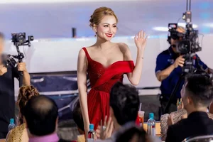 Diem Huong Stuns in Bold Deep-Cut Fashion: A Celebration of Elegance, Confidence, and Timeless Beauty - image 3