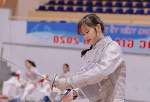 Stunning 1.75m Tall Fencing Athlete Captivates Fans with Beauty Rivaling Pageant Queens - image 3