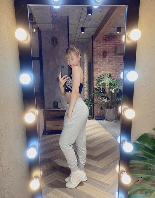 The Ageless Charm of V-Pop Queen Khởi My: Maintaining a Youthful Glow at Age 35