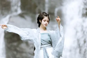 Elegant Portrait Photography Collection Featuring Model Qi Qi Ry in YiTuYu Art Language Vol.9331 – Aesthetic Lifestyle and Fashion Inspiration - image 13