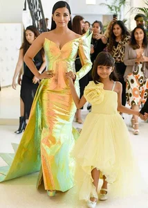 Aishwarya Rai’s Daughter Aaradhya Bachchan: Stunning Beauty and Impressive Academic Achievements at Age 12 - image 10