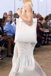 Top 5 Must-Have Handbag Trends for a Stylish Summer Season - image 9