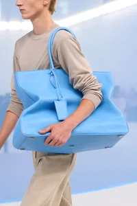 Top 5 Must-Have Handbag Trends for a Stylish Summer Season - image 10
