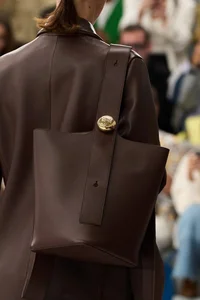 Top 5 Must-Have Handbag Trends for a Stylish Summer Season - image 19