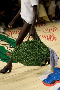 Top 5 Must-Have Handbag Trends for a Stylish Summer Season - image 11