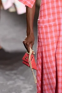 Top 5 Must-Have Handbag Trends for a Stylish Summer Season - image 0