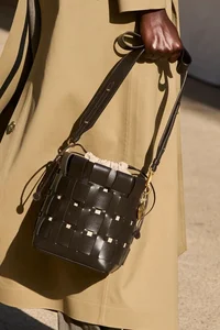 Top 5 Must-Have Handbag Trends for a Stylish Summer Season - image 2
