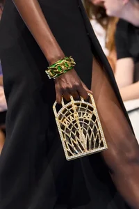 Top 5 Must-Have Handbag Trends for a Stylish Summer Season - image 6