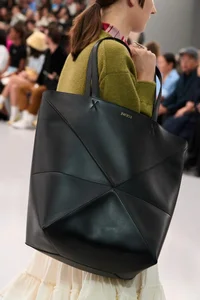 Top 5 Must-Have Handbag Trends for a Stylish Summer Season - image 18