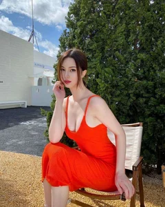 Elegant Motherhood Style: How Silk Tops Redefine Sophistication and Grace for Modern Women - image 3