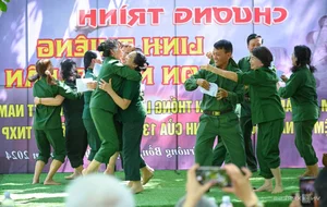 The Sacred Resting Place of 13 Heroic Female Volunteers at Truong Bon Memorial Site - image 1