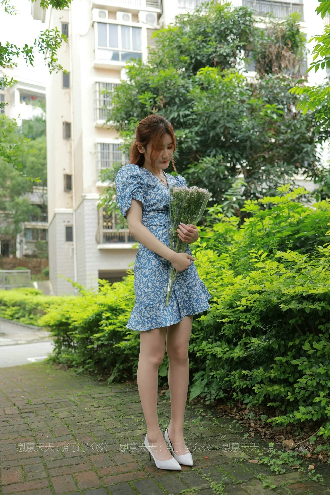 IESS Ziwei Flower Girl Themed Stockings and Artistic Leg Photography