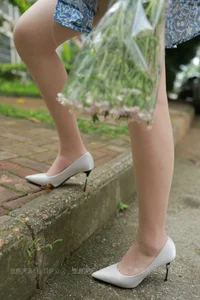 IESS Ziwei Flower Girl Themed Stockings and Artistic Leg Photography - image 12