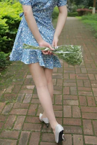 IESS Ziwei Flower Girl Themed Stockings and Artistic Leg Photography - image 14