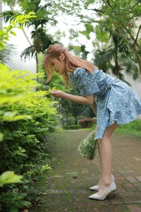 IESS Ziwei Flower Girl Themed Stockings and Artistic Leg Photography - image 4