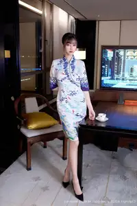 XiuRen No.10741 Yue Er Yue Er: Elegant Asian Charm in Modern Cheongsam Amidst City Night - image 17