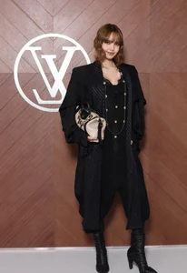 Lisa of BlackPink Stuns in Daring Cut-Out Outfit While Meeting High-Profile Korean Stars - image 28