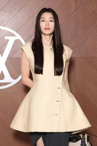 Lisa of BlackPink Stuns in Daring Cut-Out Outfit While Meeting High-Profile Korean Stars - image 10