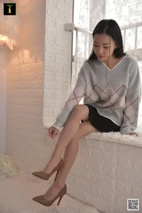 IESS Cozy Fashion: Petite Ye Zi in Silk Stockings and Knitwear - image 6