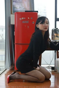 IESS Qiu Qiu: Sophisticated Elegance and the 'Flame High Heels' Collection - image 33