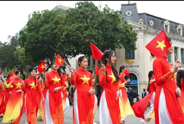 Stunning Visual Tribute: 500 Students Form Vietnam Map in Red Ao Dai at Hoan Kiem Lake