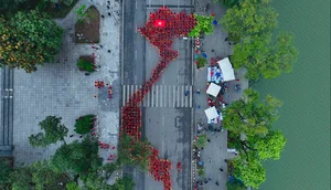 Stunning Visual Tribute: 500 Students Form Vietnam Map in Red Ao Dai at Hoan Kiem Lake - image 4