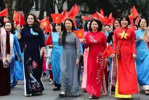 Stunning Visual Tribute: 500 Students Form Vietnam Map in Red Ao Dai at Hoan Kiem Lake - image 8