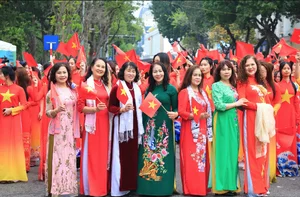 Stunning Visual Tribute: 500 Students Form Vietnam Map in Red Ao Dai at Hoan Kiem Lake - image 3