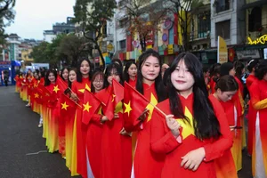 Stunning Visual Tribute: 500 Students Form Vietnam Map in Red Ao Dai at Hoan Kiem Lake - image 9