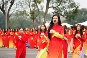 Stunning Visual Tribute: 500 Students Form Vietnam Map in Red Ao Dai at Hoan Kiem Lake - image 5