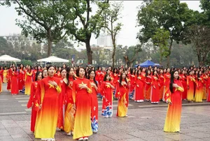 Stunning Visual Tribute: 500 Students Form Vietnam Map in Red Ao Dai at Hoan Kiem Lake - image 2
