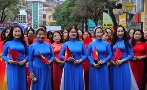 Stunning Visual Tribute: 500 Students Form Vietnam Map in Red Ao Dai at Hoan Kiem Lake - image 1