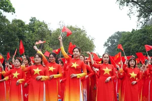 Stunning Visual Tribute: 500 Students Form Vietnam Map in Red Ao Dai at Hoan Kiem Lake - image 6