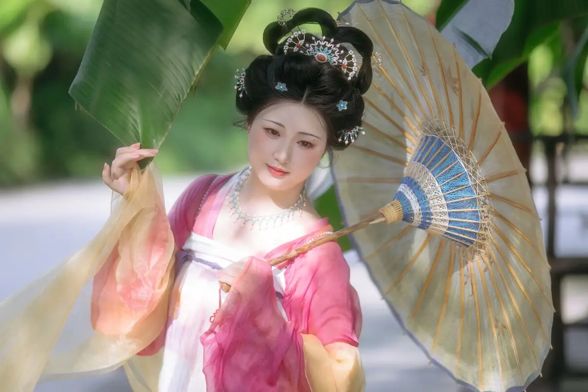 YiTuYu Vol.8697: Zi Xiao Xun – Elegant Hanfu Beauty Blooms in a Timeless Garden Scene