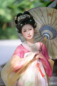 YiTuYu Vol.8697: Zi Xiao Xun – Elegant Hanfu Beauty Blooms in a Timeless Garden Scene - image 9