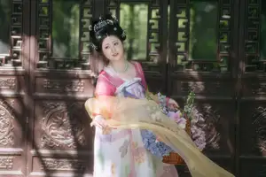 YiTuYu Vol.8697: Zi Xiao Xun – Elegant Hanfu Beauty Blooms in a Timeless Garden Scene - image 4