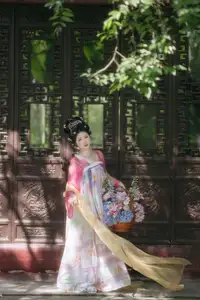 YiTuYu Vol.8697: Zi Xiao Xun – Elegant Hanfu Beauty Blooms in a Timeless Garden Scene - image 8