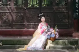 YiTuYu Vol.8697: Zi Xiao Xun – Elegant Hanfu Beauty Blooms in a Timeless Garden Scene - image 11