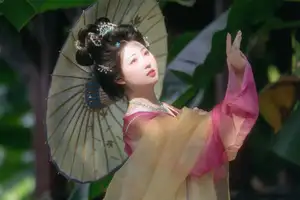 YiTuYu Vol.8697: Zi Xiao Xun – Elegant Hanfu Beauty Blooms in a Timeless Garden Scene - image 18