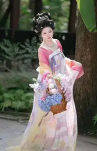 YiTuYu Vol.8697: Zi Xiao Xun – Elegant Hanfu Beauty Blooms in a Timeless Garden Scene - image 12