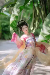 YiTuYu Vol.8697: Zi Xiao Xun – Elegant Hanfu Beauty Blooms in a Timeless Garden Scene - image 17