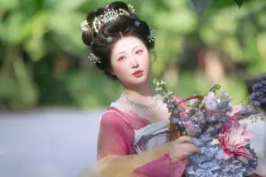 YiTuYu Vol.8697: Zi Xiao Xun – Elegant Hanfu Beauty Blooms in a Timeless Garden Scene - image 5