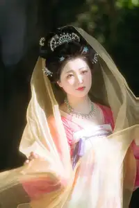 YiTuYu Vol.8697: Zi Xiao Xun – Elegant Hanfu Beauty Blooms in a Timeless Garden Scene - image 6