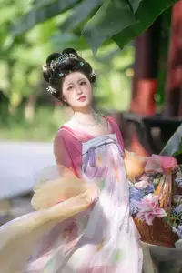 YiTuYu Vol.8697: Zi Xiao Xun – Elegant Hanfu Beauty Blooms in a Timeless Garden Scene - image 10