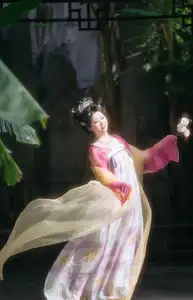 YiTuYu Vol.8697: Zi Xiao Xun – Elegant Hanfu Beauty Blooms in a Timeless Garden Scene - image 3