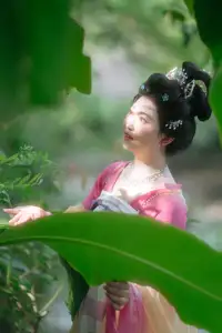 YiTuYu Vol.8697: Zi Xiao Xun – Elegant Hanfu Beauty Blooms in a Timeless Garden Scene - image 15