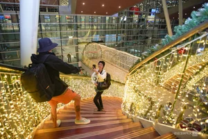 Da Nang Airport Transforms into a Sparkling Road of Light for Christmas - image 10
