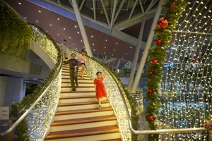 Da Nang Airport Transforms into a Sparkling Road of Light for Christmas - image 9